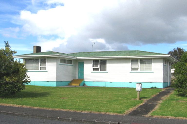 Photo of property in 15 Clinton Avenue, Te Atatu Peninsula, Auckland, 0610