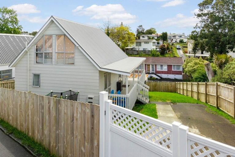 Photo of property in 121a Seabrook Avenue, New Lynn, Auckland, 0600