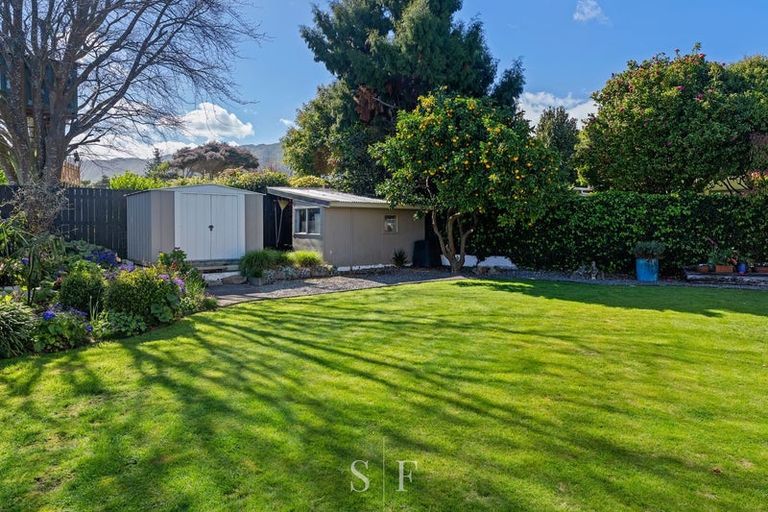 Photo of property in 15 Fleetwood Grove, Waikanae, 5036