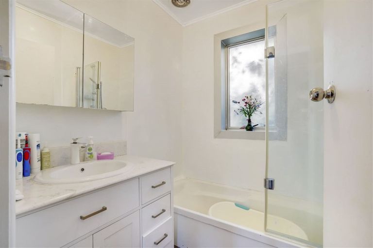 Photo of property in 8 Robert Grigg Place, Hamilton East, Hamilton, 3216