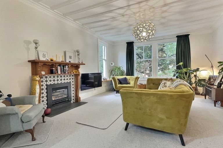 Photo of property in 37 Milton Road, Bluff Hill, Napier, 4110