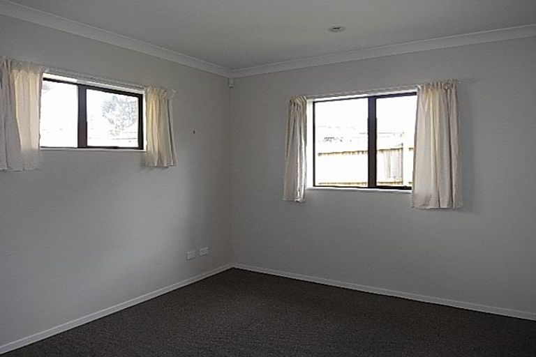 Photo of property in 33 Claverdon Drive, Massey, Auckland, 0614