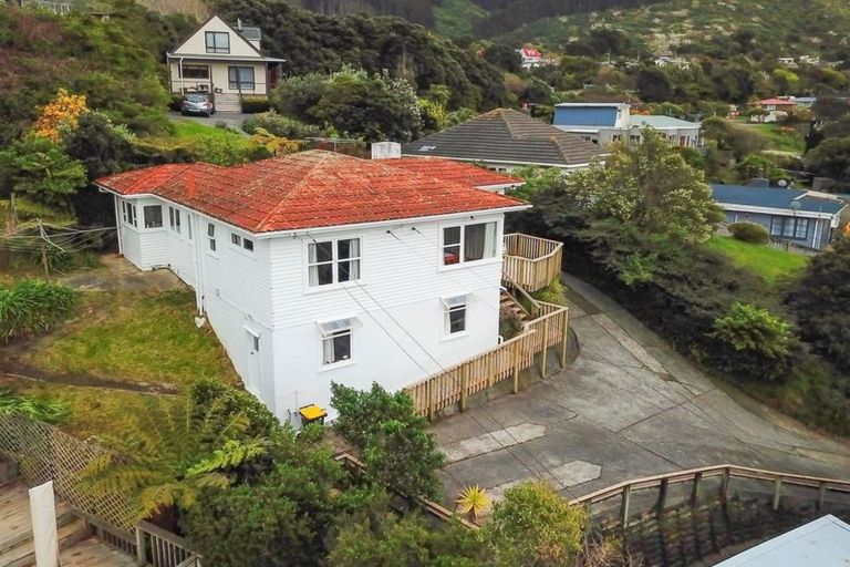 Photo of property in 9 Victory Crescent, Tawa, Wellington, 5028