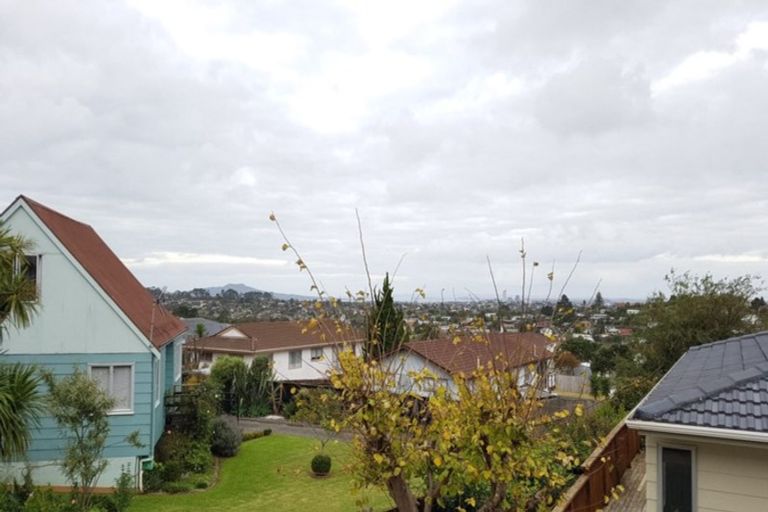 Photo of property in 1/22 Athena Drive, Totara Vale, Auckland, 0629