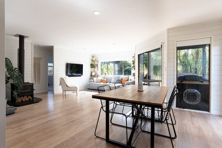 Photo of property in 1/45 Unsworth Drive, Unsworth Heights, Auckland, 0632