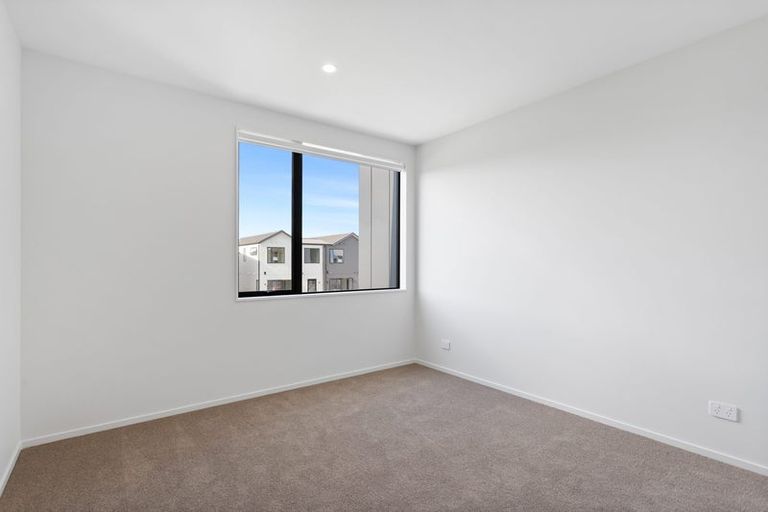 Photo of property in 24 Viridian Avenue, Rosehill, Papakura, 2113