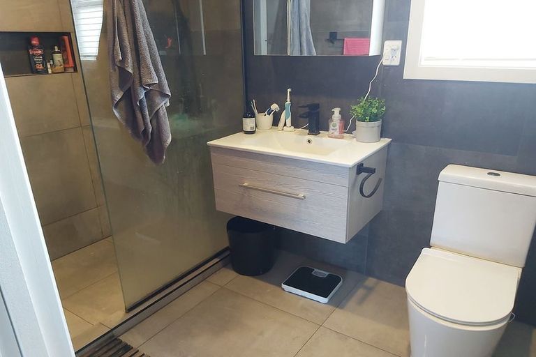 Photo of property in 4 Gregg Place, Sunnyvale, Auckland, 0612