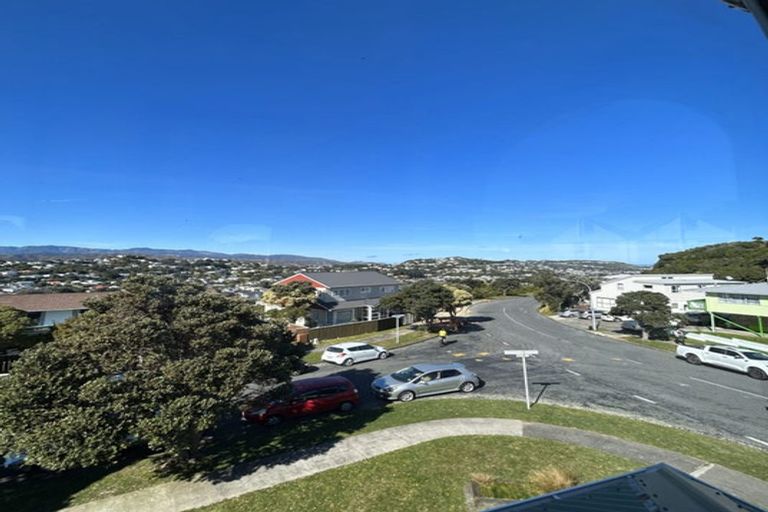 Photo of property in 112 Akaroa Drive, Maupuia, Wellington, 6022