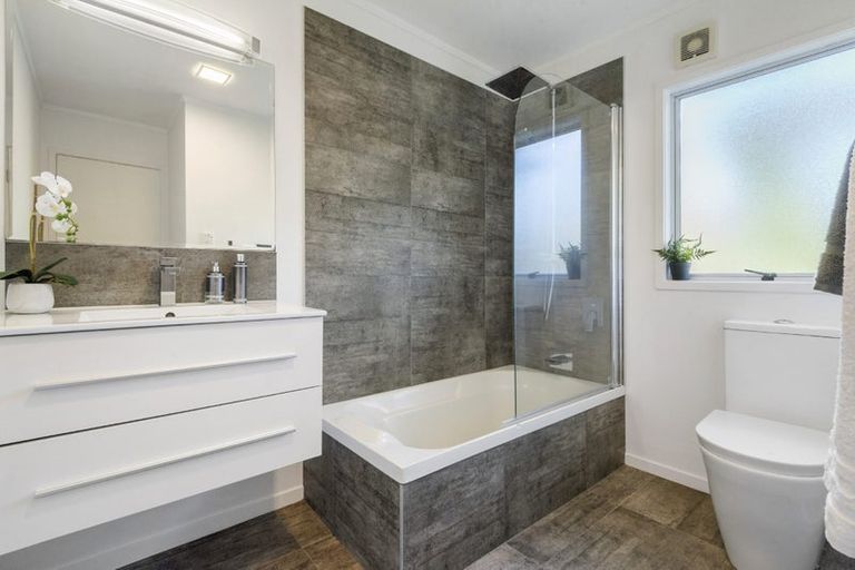 Photo of property in 7 Hotspur Place, Bayview, Auckland, 0629