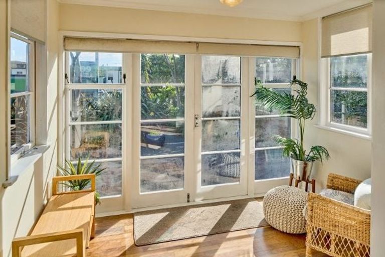 Photo of property in 128 Mana Esplanade, Paremata, Porirua, 5026