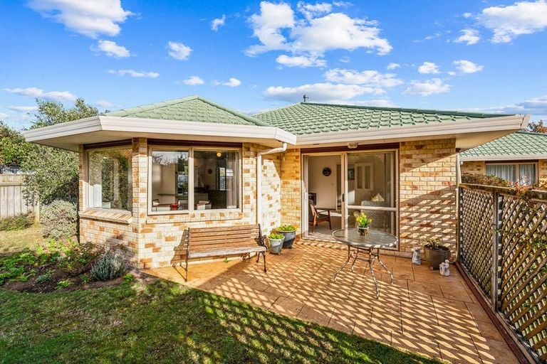 Photo of property in 6 Glen Loch Place, Paraparaumu, 5032