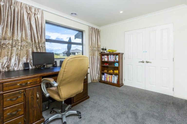 Photo of property in 24 Mount Marua Way, Timberlea, Upper Hutt, 5018