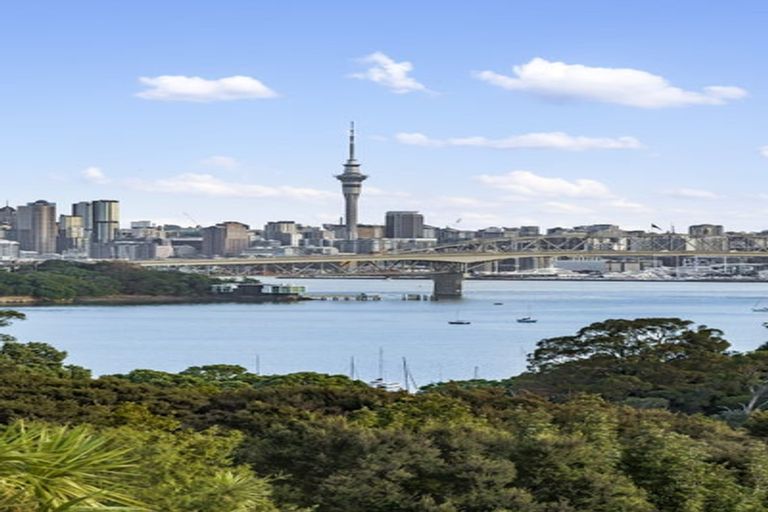 Photo of property in 30 Fairfax Avenue, Northcote, Auckland, 0627