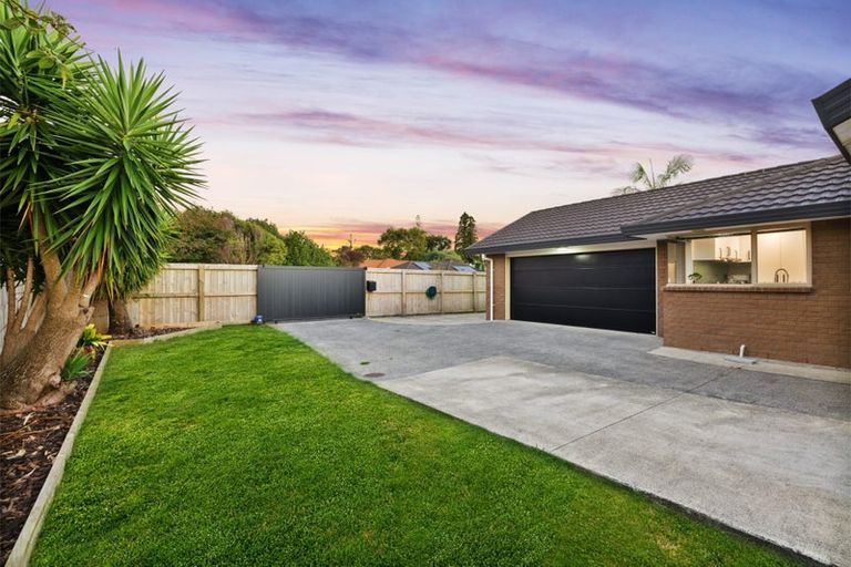 Photo of property in 8 Woodbank Drive, Glen Eden, Auckland, 0602