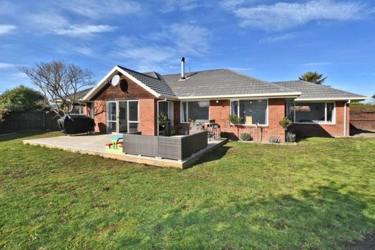 Photo of property in 8 Parkwood Place, Parklands, Christchurch, 8083