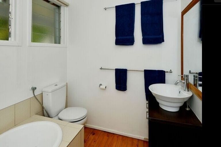 Photo of property in 50 Heathcote Road, Castor Bay, Auckland, 0620
