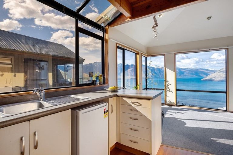 Photo of property in 116a Wynyard Crescent, Fernhill, Queenstown, 9300