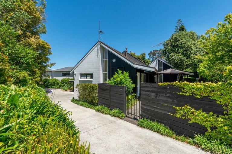Photo of property in 1/41 Ravenwood Drive, Forrest Hill, Auckland, 0620