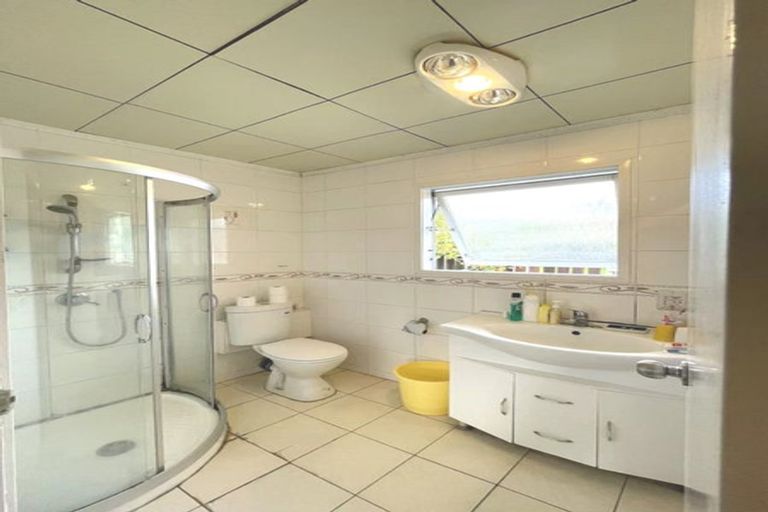 Photo of property in 17 Hillwell Drive, Henderson, Auckland, 0612