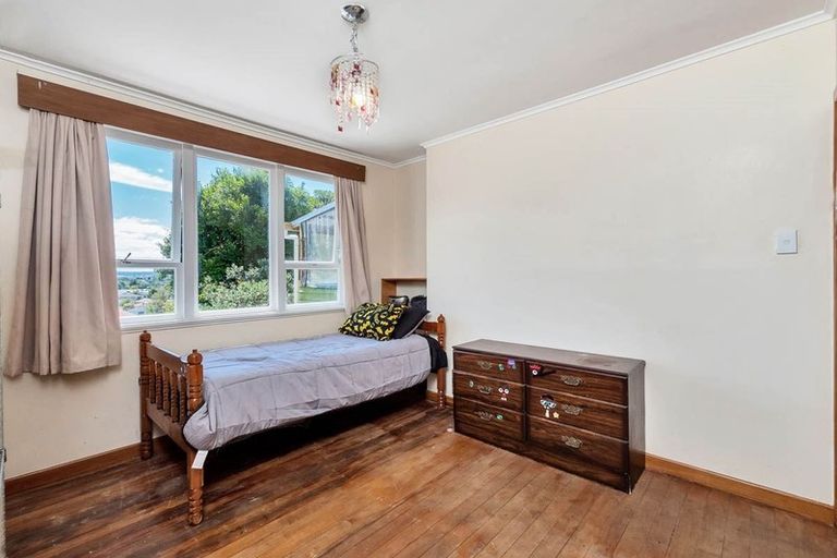Photo of property in 102 Sunnyside Road, Sunnyvale, Auckland, 0612