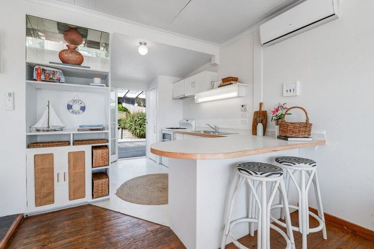 Photo of property in 43 Surf Road, Stanmore Bay, Whangaparaoa, 0932