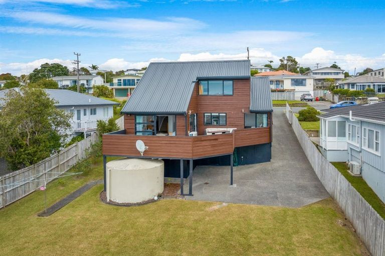 Photo of property in 52 Waiora Road, Stanmore Bay, Whangaparaoa, 0932