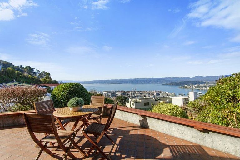 Photo of property in 5 Mataroa Avenue, Northland, Wellington, 6012