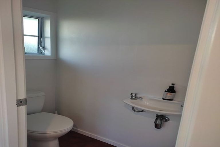 Photo of property in 28 Ocean View Road, Northcote, Auckland, 0627