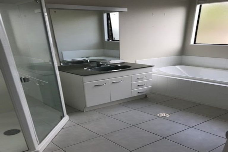 Photo of property in 5 Hobie Court, West Harbour, Auckland, 0618