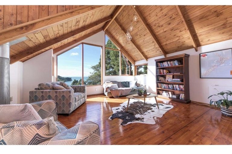 Photo of property in 125 Laingholm Drive, Laingholm, Auckland, 0604