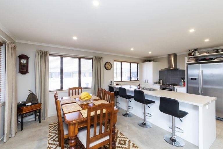 Photo of property in 34 Cyprus Place, Fitzherbert, Palmerston North, 4410