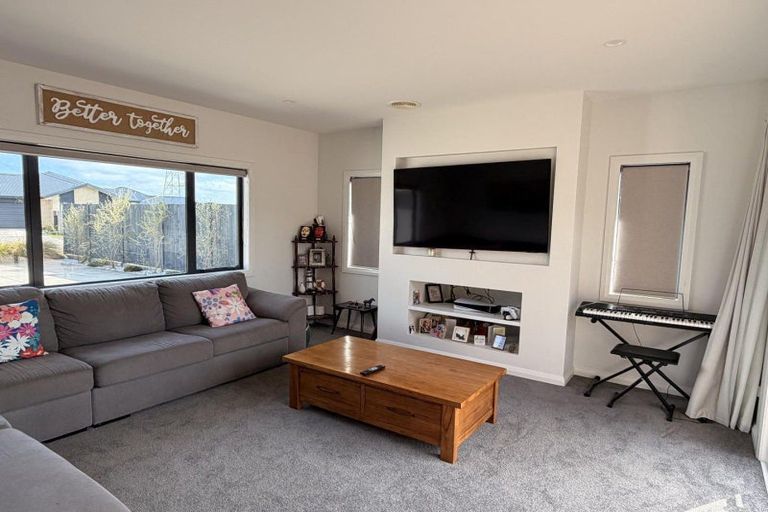 Photo of property in 34 Atlantic Drive, Fitzherbert, Palmerston North, 4410