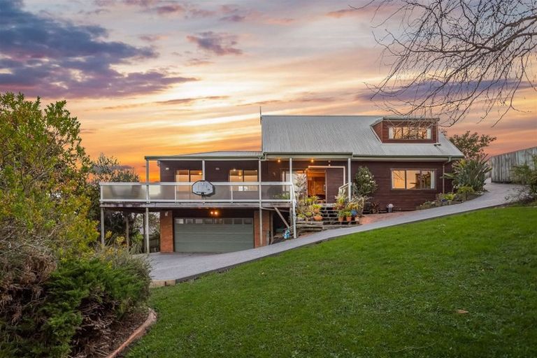 Photo of property in 22 Worthington Place, West Harbour, Auckland, 0618