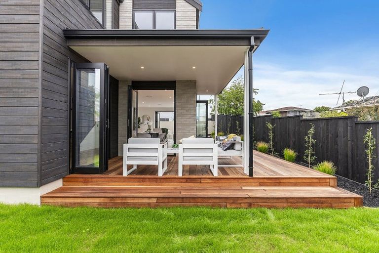 Photo of property in 1 The Crest, Sunnyhills, 2010