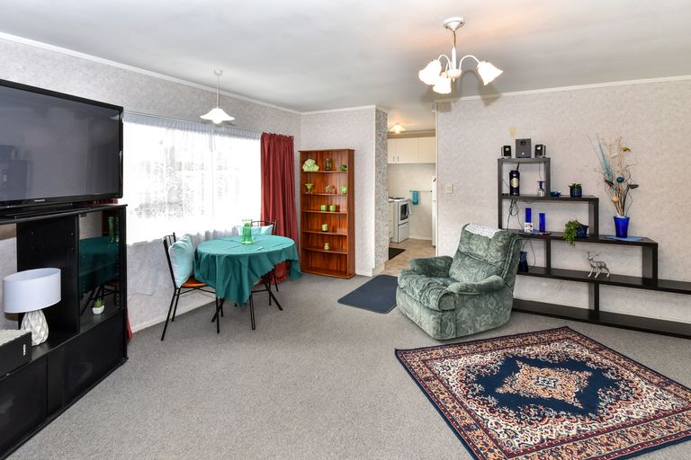 Photo of property in 2/13 Walter Strevens Drive, Conifer Grove, Takanini, 2112