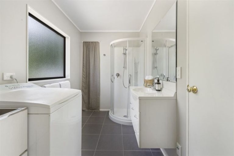 Photo of property in 34a Lauderdale Road, Birkdale, Auckland, 0626