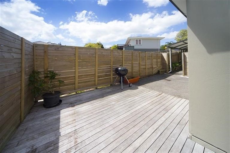 Photo of property in 2/8 Fuchsia Place, Birkdale, Auckland, 0626