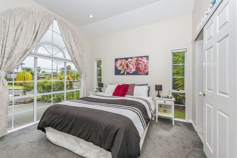 Photo of property in 9 Whiting Grove, West Harbour, Auckland, 0618