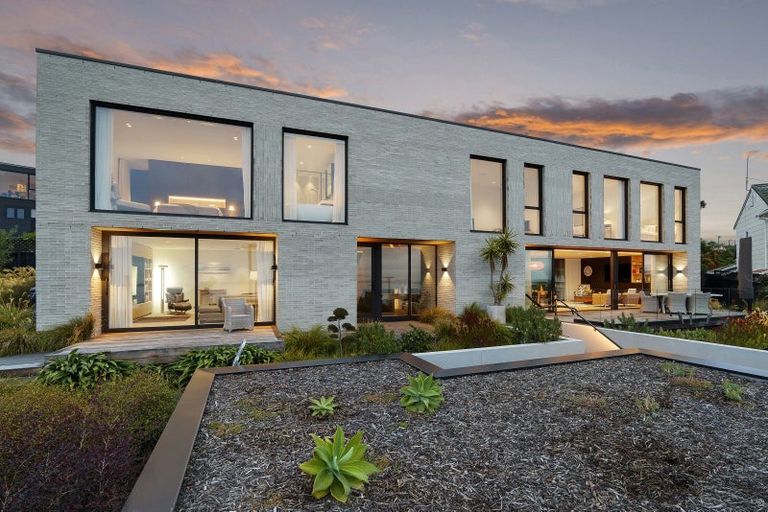 Photo of property in 32 Mount Pleasant Road, Mount Pleasant, Christchurch, 8081