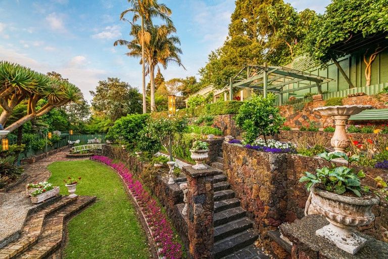 Photo of property in 32 Deane Avenue, Titirangi, Auckland, 0604