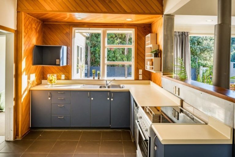 Photo of property in 2 Te Pari Pari Road, Pukerua Bay, 5026