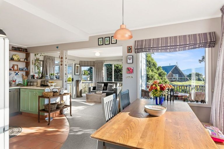 Photo of property in 16 Frances Street, Waikanae Beach, Waikanae, 5036