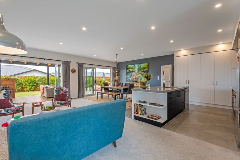 Photo of property in 8 Mediterranean Grove, Fitzherbert, Palmerston North, 4410