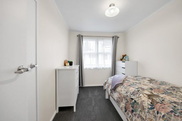 Photo of property in 16 Kauri Street, Merrilands, New Plymouth, 4312