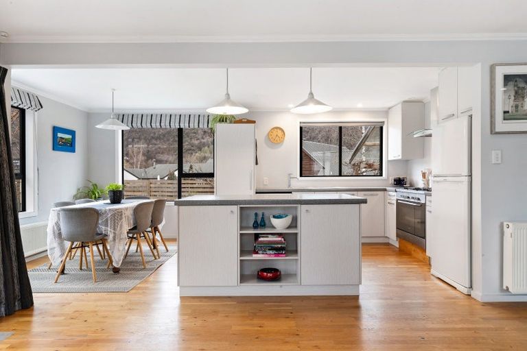 Photo of property in 6 Elva Dawson Place, Arrowtown, 9302