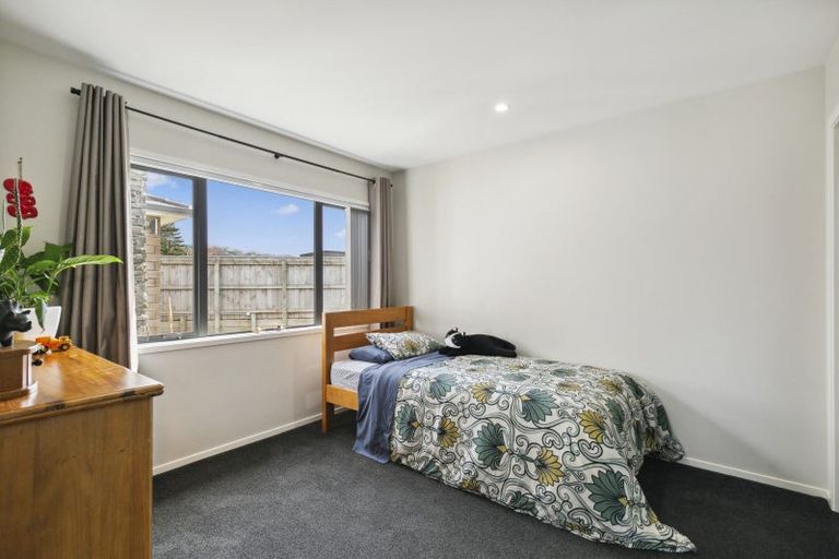 Photo of property in 32 Mervyn Kemp Drive, Tawa, Wellington, 5028