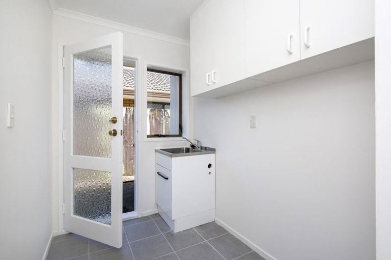 Photo of property in 8 Loloma Drive, Half Moon Bay, Auckland, 2012