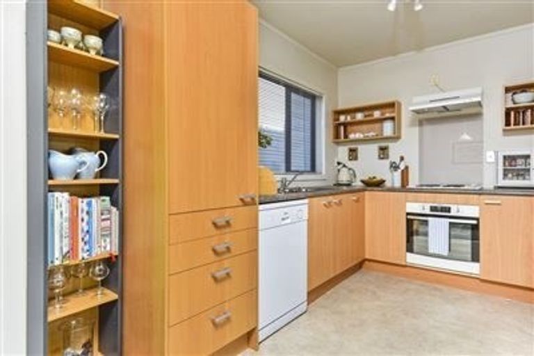 Photo of property in 2/1 John Jennings Drive, Oteha, Auckland, 0632