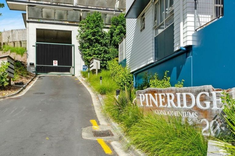 Photo of property in 2b/20 Ian Marwick Place, Birkenhead, Auckland, 0626