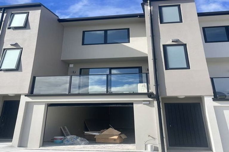 Photo of property in 3 Lemon Tree Lane, Flat Bush, Auckland, 2019